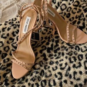 Nude detailed heel